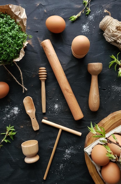 stôl s kuchynskými nástrojmi